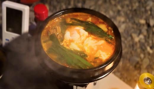 【キャンプ飯】超簡単！スンドゥブチゲの作り方｜包丁いらずで本格的な味を楽しもう