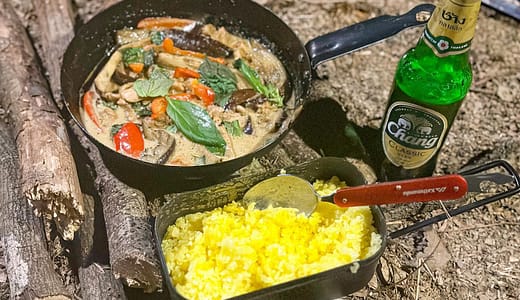 焚き火で作る本格グリーンカレーの作り方【簡単キャンプ飯】