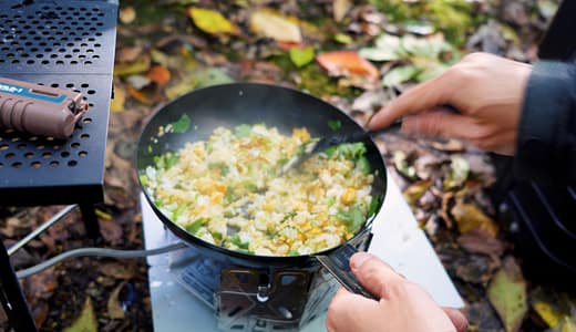 【キャンプ飯の残り物活用】強火で作るパラパラ炒飯｜朝ごはんにぴったりの簡単レシピ