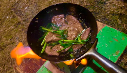 ソロキャンプでも簡単！お酒が進むレバニラ炒め