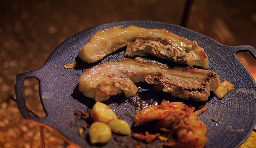 グリドルパンで作る本格サムギョプサル｜キャンプ飯にも最高の食べ方
