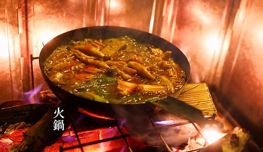 麻辣醤を効かせた本格火鍋の作り方｜冬キャンプにおすすめ【業務スーパーで揃う本格レシピ】