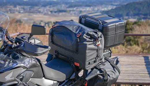 【キャンプツーリングに最適】DOPPELGANGER「ターポリンシートバッグ ツアー 55L」と「ターポリンサイドバッグ 40L」をレビュー 軽くして走りが変わる